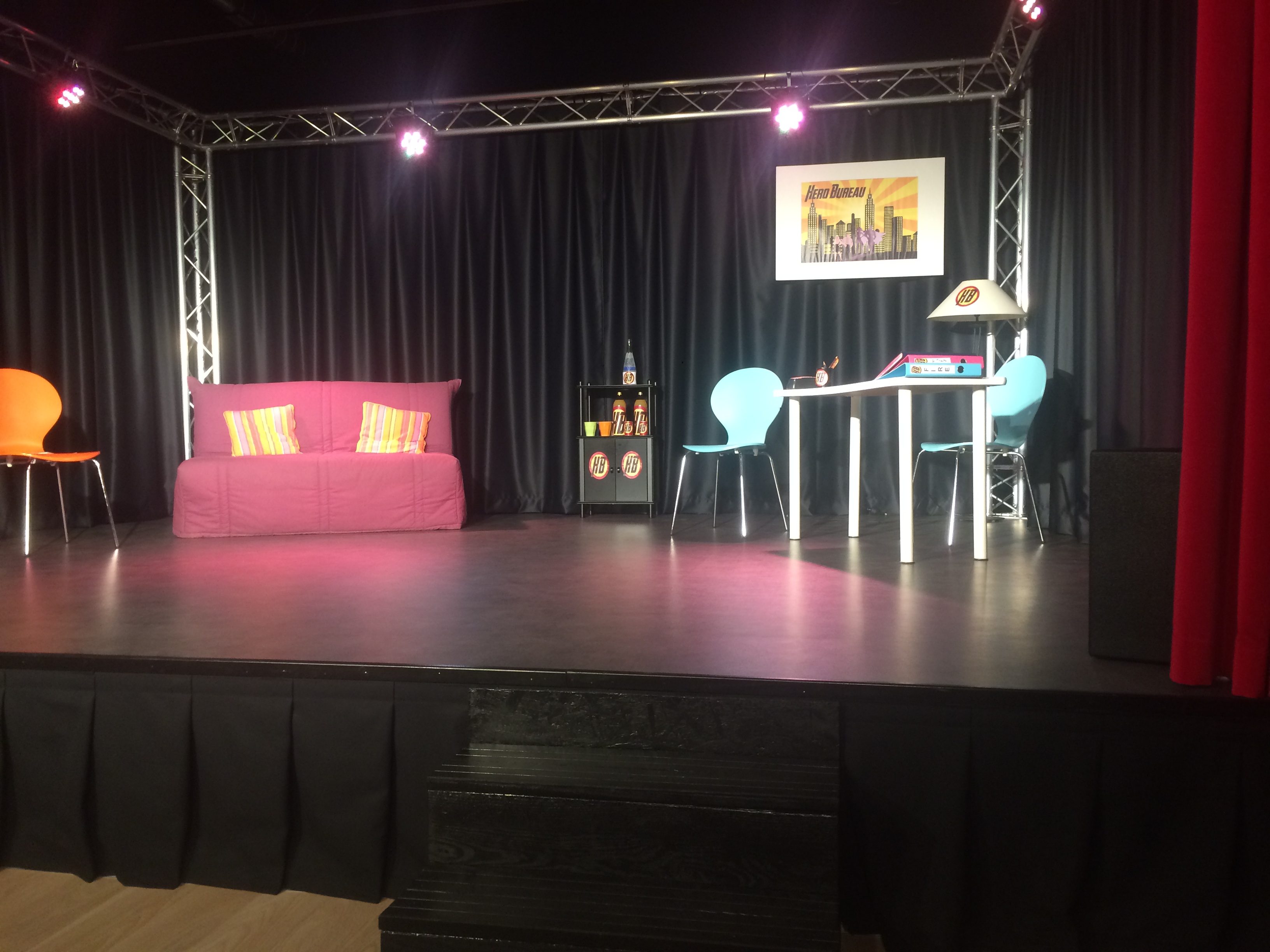 scène équipée pour location de salle de répétition troupe de théâtre, spectacle ou cours ateliers sur Lille Lomme Lambersart